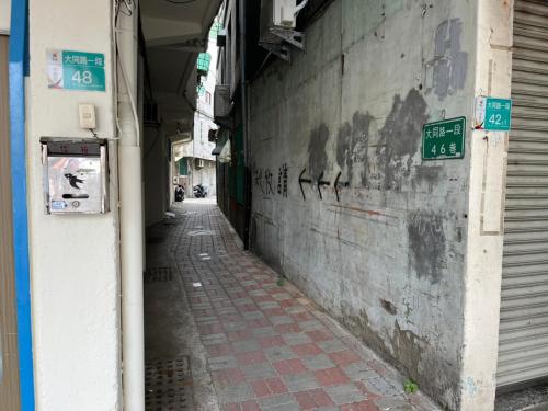 台南的住宿－南惰 • House Nandoor，建筑物一侧有标志的小巷