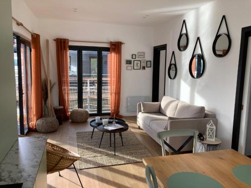 un salon avec un canapé et une table dans l'établissement SeineHouse - Maison flottante (HouseBoat) - Séjour magique sur l'eau, à Vaux-sur-Seine