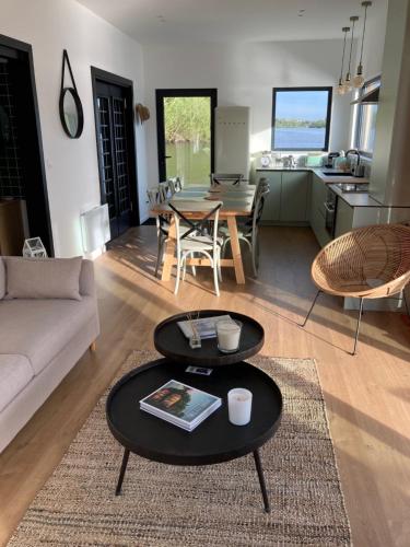 un salon avec un canapé et une table dans l'établissement SeineHouse - Maison flottante (HouseBoat) - Séjour magique sur l'eau, à Vaux-sur-Seine
