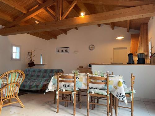 une cuisine et une salle à manger avec une table et des chaises dans l'établissement Maison avec jardin clos et terrasse, proche plage et commerces, 5 couchages, Noirmoutier-en-l'Île - FR-1-224B-83, à Noirmoutier-en-l'lle