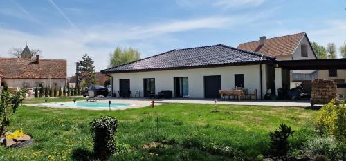 uma casa com um quintal com uma piscina em Letohrádek Pálava em Strachotín