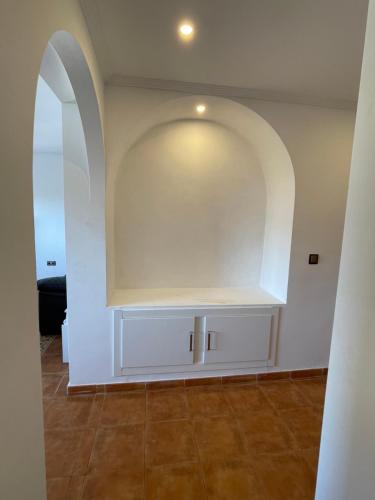 een lege kamer met een witte muur en een boog bij Calahonda paradise classic in Calahonda