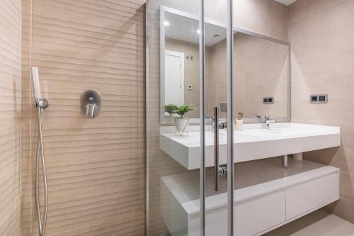Bathroom sa Sunset Drive Resort Apartment 5-10 Poniente Beach