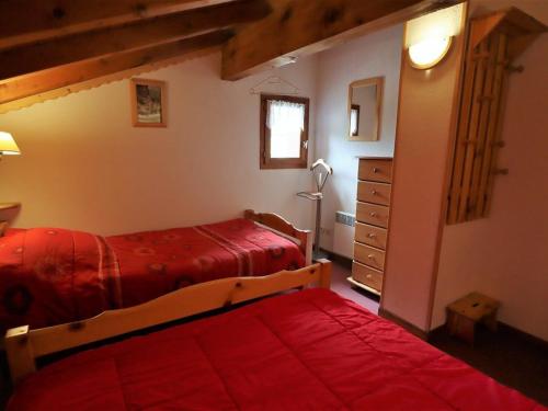 - une chambre avec 2 lits et une couverture rouge dans l'établissement Appartement Arêches-Beaufort, 4 pièces, 10 personnes - FR-1-342-209, à Beaufort