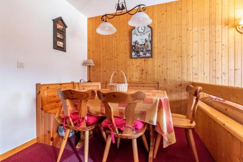 una sala da pranzo con tavolo e sedie di Bright Cocoon With Balcony And View On The Valley a Courchevel
