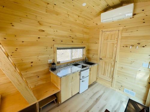 Η κουζίνα ή μικρή κουζίνα στο Trailside Stays