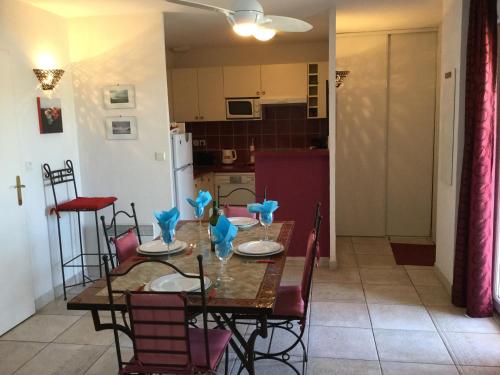 a dining room with a table and chairs and a kitchen at Chez Tranquille, Apartment 43 in Montblanc