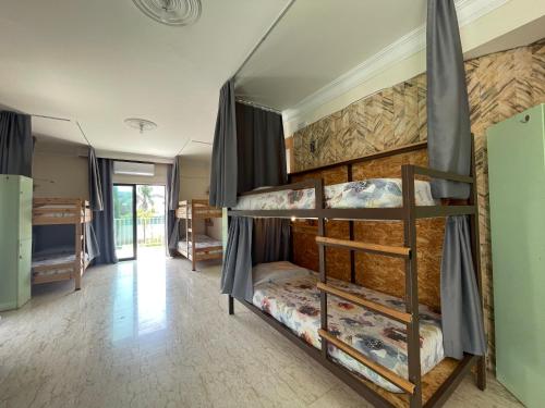 Tempat tidur susun dalam kamar di House of Nissus Hostel