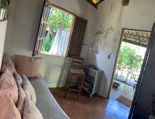 een woonkamer met een bank en een spiegel bij Casa no coração da vila de Caraiva in Caraíva