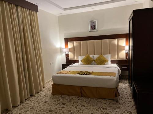 a bedroom with a large bed in a hotel room at كيتان سويت للشقق المخدومة in Jeddah