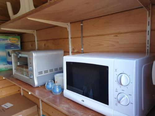 Una cocina o cocineta en Vintage stacaravan Fereale Grou