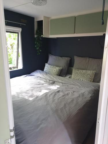 Una cama o camas en una habitación de Vintage stacaravan Fereale Grou