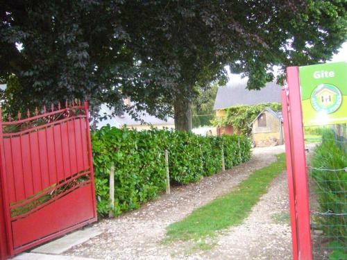 Photo de la galerie de l'établissement Maison de charme rénovée avec jardin clos, proche Gerberoy et Beauvais, idéale pour familles et randonneurs - FR-1-526-13, à Martincourt