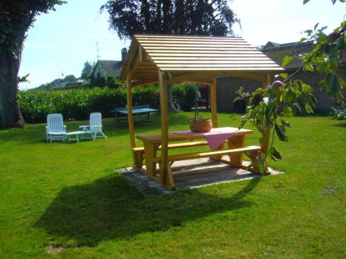 Photo de la galerie de l'établissement Maison de charme rénovée avec jardin clos, proche Gerberoy et Beauvais, idéale pour familles et randonneurs - FR-1-526-13, à Martincourt