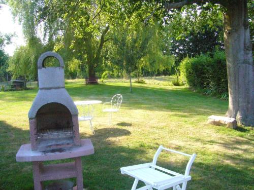 Photo de la galerie de l'établissement Maison de charme rénovée avec jardin clos, proche Gerberoy et Beauvais, idéale pour familles et randonneurs - FR-1-526-13, à Martincourt