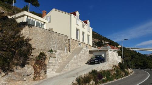 une voiture garée devant une maison dans l'établissement Villa Duchess, à Dubrovnik