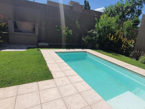 una pequeña piscina en un patio con jardín en The owl lodge en Luján de Cuyo