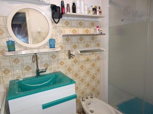 une salle de bain avec un lavabo et un miroir et des toilettes dans l'établissement Maison 3 pièces avec véranda et jardin, à 300m de la plage - La Guérinière - FR-1-224B-98, à La Guérinière