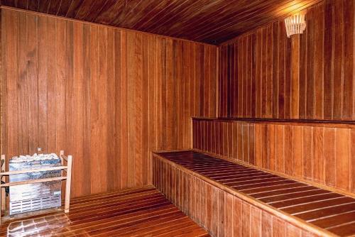 a empty sauna with wooden walls and wooden floors at Aconchegante apartamento em Campos do Jordão, região Capivari - PET friendly# in Campos do Jordão