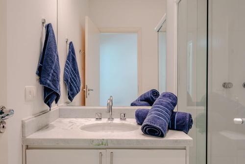 a bathroom with a sink and a mirror at Aconchegante apartamento em Campos do Jordão, região Capivari - PET friendly# in Campos do Jordão
