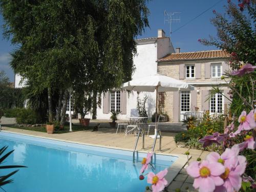 une maison avec une piscine devant une maison dans l'établissement B&B Gagnepain La Riviere, à La Clisse