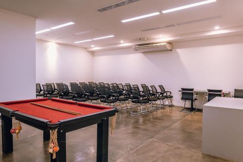 a room with a ping pong table and chairs at Aconchegante apartamento em Campos do Jordão, região Capivari - PET friendly# in Campos do Jordão