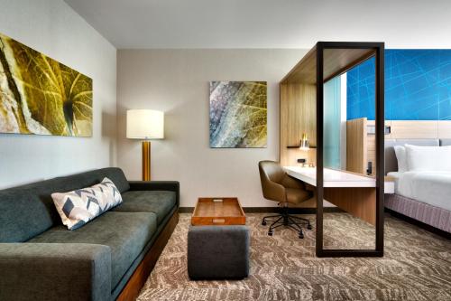 SpringHill Suites by Marriott Cottonwood tesisinde bir oturma alanı
