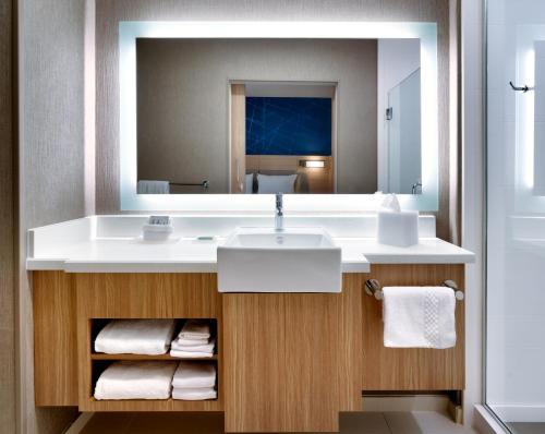 Kylpyhuone majoituspaikassa SpringHill Suites by Marriott Cottonwood