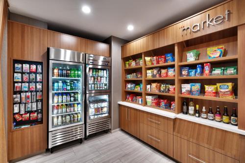SpringHill Suites by Marriott Cottonwoodに飾ってある許可証、賞状、看板またはその他の書類