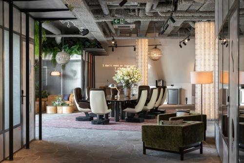 - une salle à manger avec une table et des chaises dans l'établissement YUST Liege, à Liège