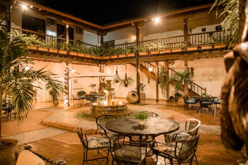 eine Terrasse mit einem Tisch und Stühlen in einem Gebäude in der Unterkunft Hotel La Mision in San Ignacio de Velasco