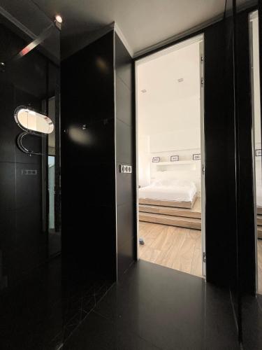 - un couloir avec un miroir et un lit dans une chambre dans l'établissement SEA VIEW TOP FLOOR - PROMENADE DES ANGLAIS, à Nice