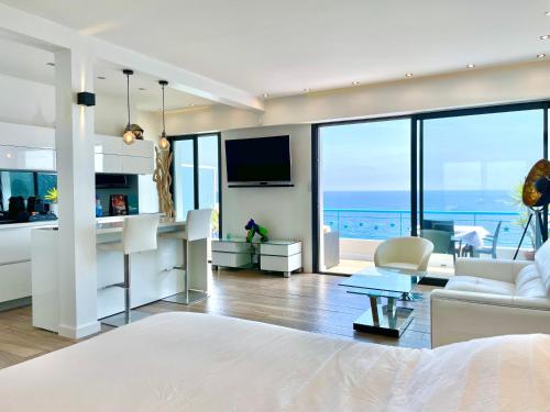 SEA VIEW TOP FLOOR - PROMENADE DES ANGLAIS