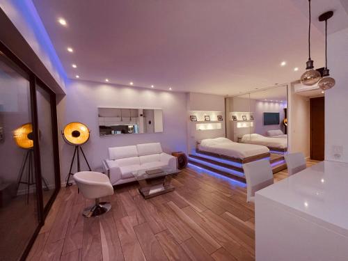 - un salon avec 2 lits et un miroir dans l'établissement SEA VIEW TOP FLOOR - PROMENADE DES ANGLAIS, à Nice