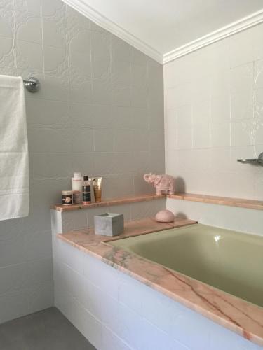 a bathroom with a green bath tub and a towel at Casa de los Belgas in Frama