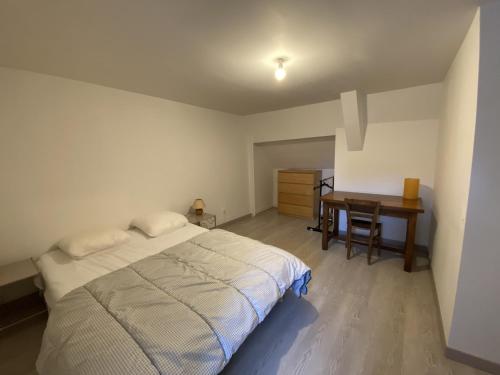 Tempat tidur dalam kamar di Appartement La Roche-Posay, 2 pièces, 4 personnes - FR-1-541-9