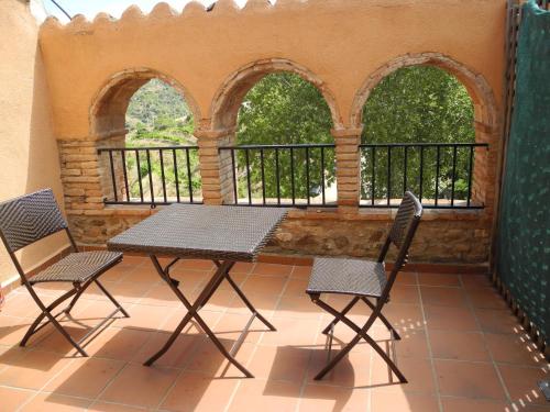 a patio with a table and chairs on a balcony at Apartment Cal Viola in Torroja