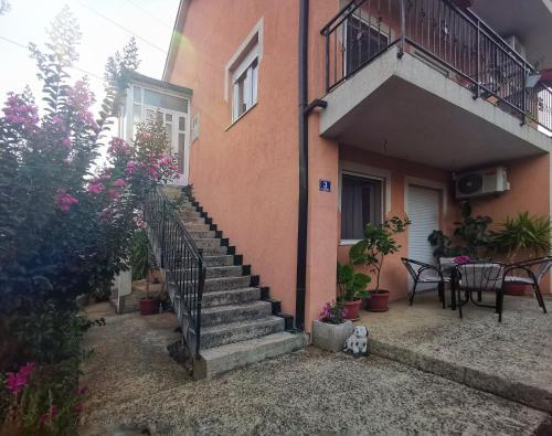 una scala che porta a una casa con un tavolo di Apartman Anja a Trebinje
