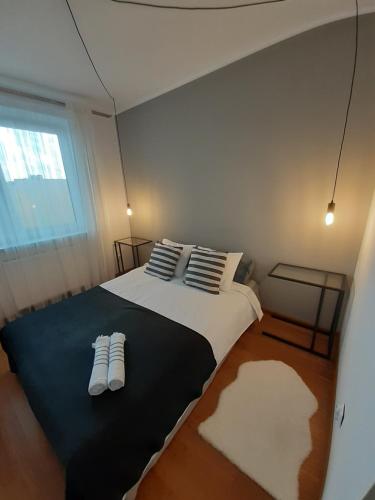 sypialnia z łóżkiem z dwoma parami butów w obiekcie AnJa Apartment w mieście Sandomierz