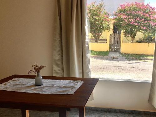 una mesa con un jarrón junto a una ventana en Casa Chill 1, en Federación