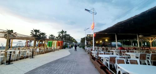 Restaurant ou autre lieu de restauration dans l'établissement Vacation Vibes - Modern Apartment in Golem near sea