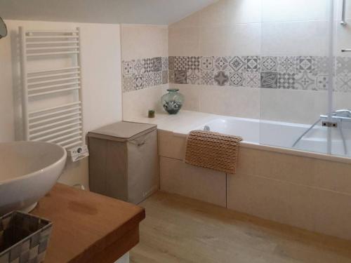 une salle de bain avec une baignoire et un lavabo dans l'établissement Villa Ker Sanmamaleo près de la plage - 4 chambres, 3 salles de bain, Wifi, animaux acceptés - FR-1-542-29, à Pleumeur-Bodou