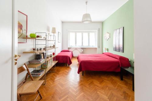 twee bedden in een kamer met groene muren en houten vloeren bij Vatican De Carolis Terrace in Rome