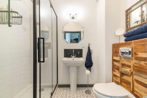 a bathroom with a sink and a toilet at Apartament przy Aquaparku in Reda