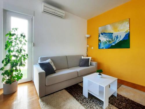 sala de estar con sofá y mesa en Apartment Violetta-Punta, en Umag