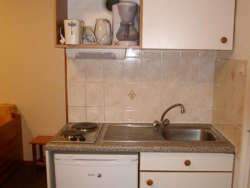 une cuisine avec un évier et un plan de travail dans l'établissement Studio cabine au pied des pistes avec balcon et terrasse - FR-1-557-21, à Les Adrets