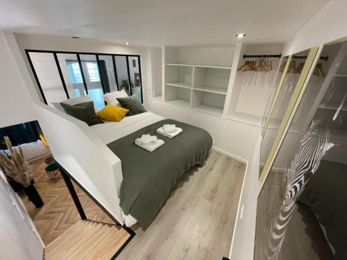 une petite chambre avec un lit dans une pièce dans l'établissement Offre spéciale - Jolie pépite au cœur de Nantes, à Nantes