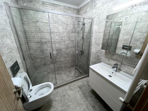 La salle de bains est pourvue d'une douche, de toilettes et d'un lavabo. dans l'établissement Studio Sebastian, à Mamaia