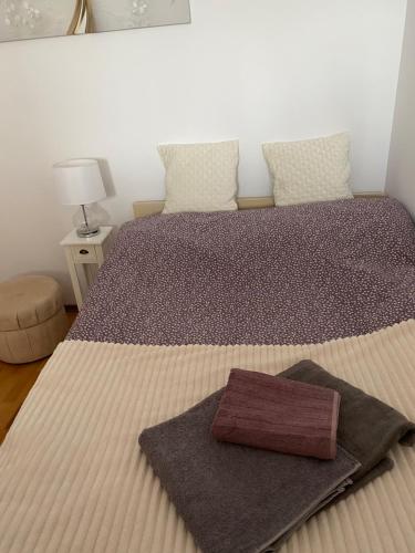 A bed or beds in a room at Good Apartments Bemowo