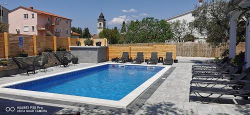Galeriebild der Unterkunft Apartment olive tree garden&poll view 4 plus 2, 130 m2 with tiki bar in Peroj